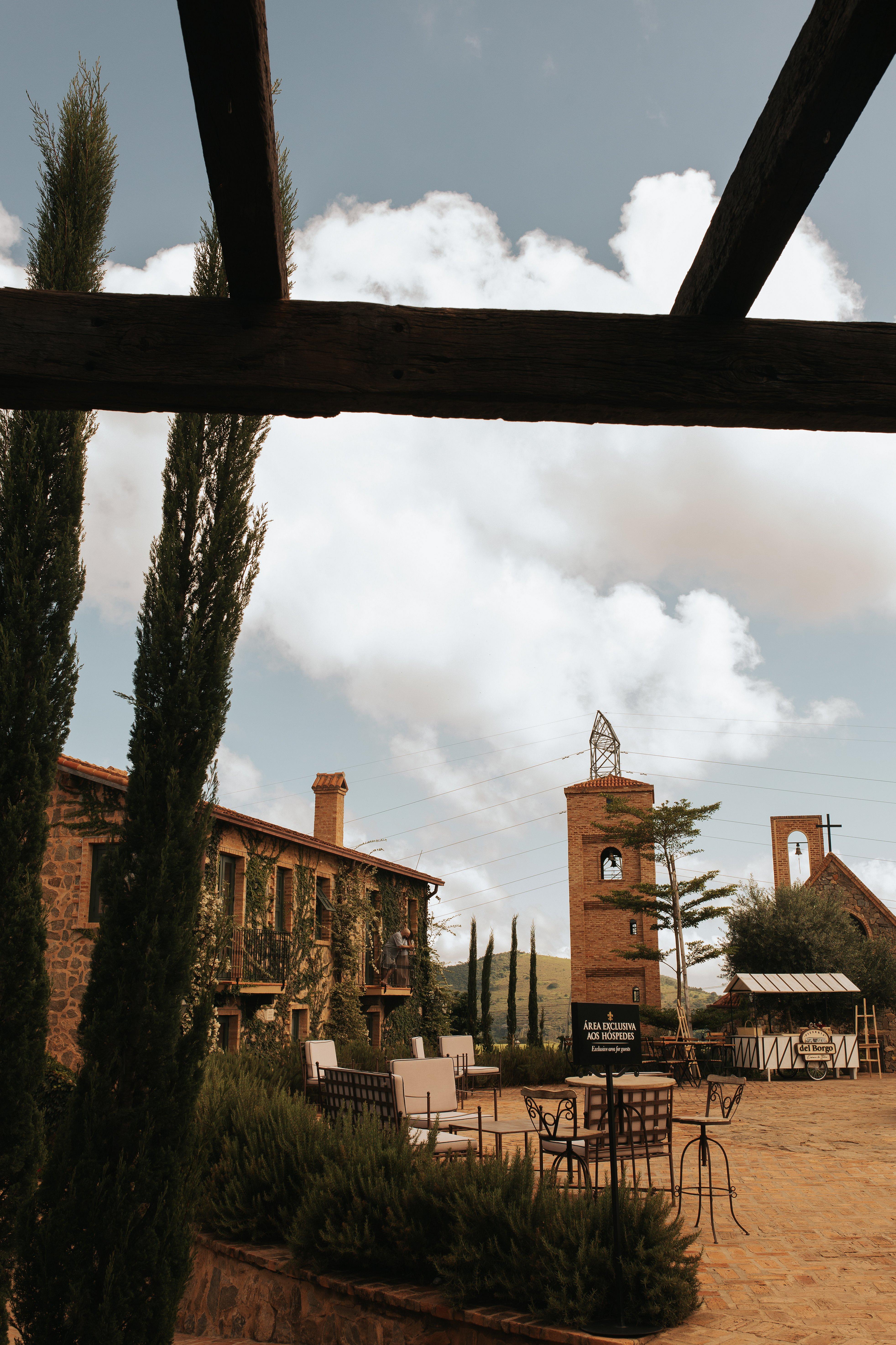 Borgo Del Vino ao crepúsculo com vista das adegas